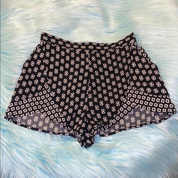Xhilaration Pants - Xhilaration XS shorts black & white with pockets​​